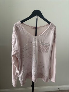 Amorosa Made in  🇮🇹 Women's Pale Pink Leopard Trim V-Neck Top